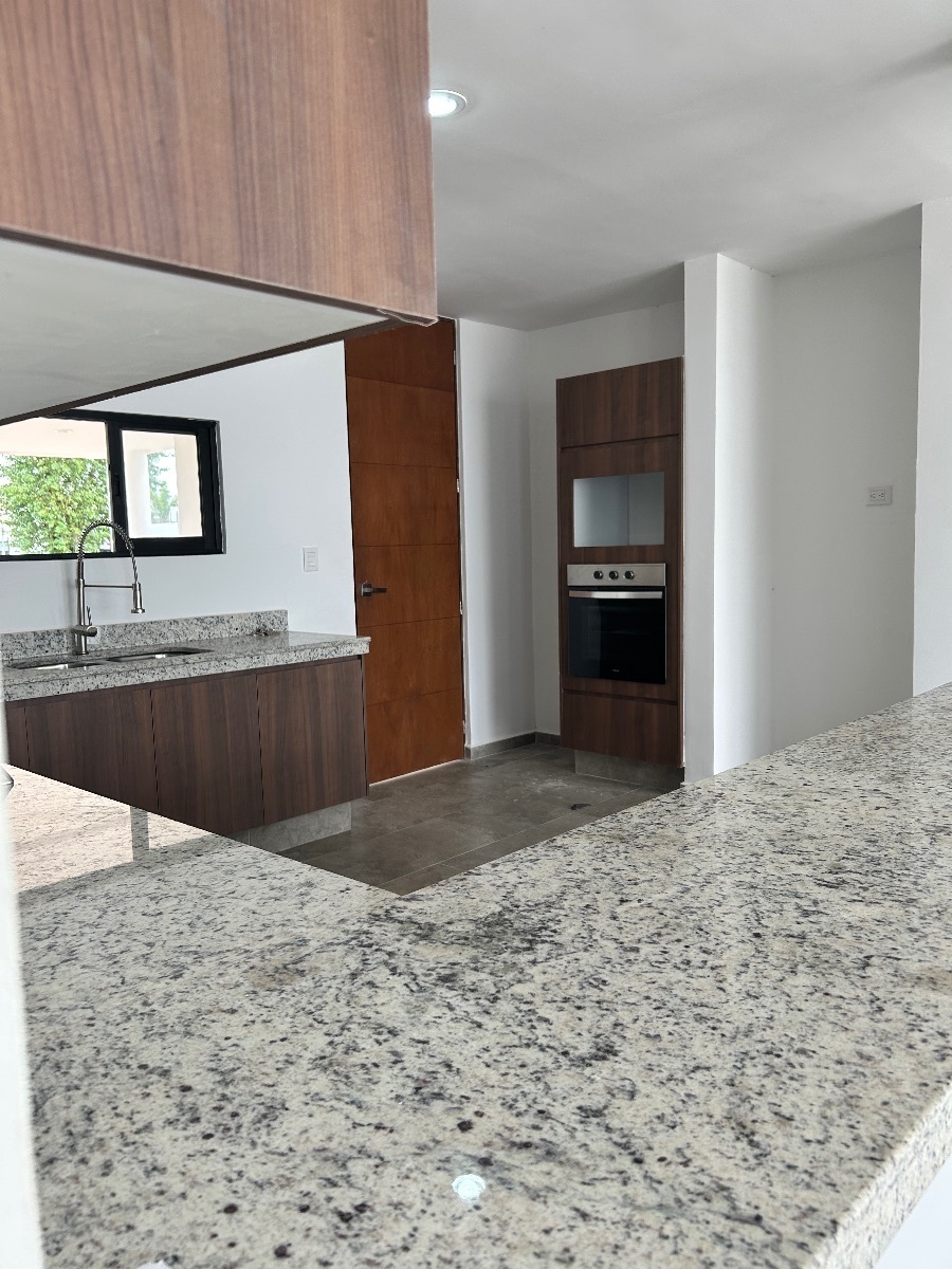 3 de 16: Cocina, con horno Eletrico y entrada de servicio