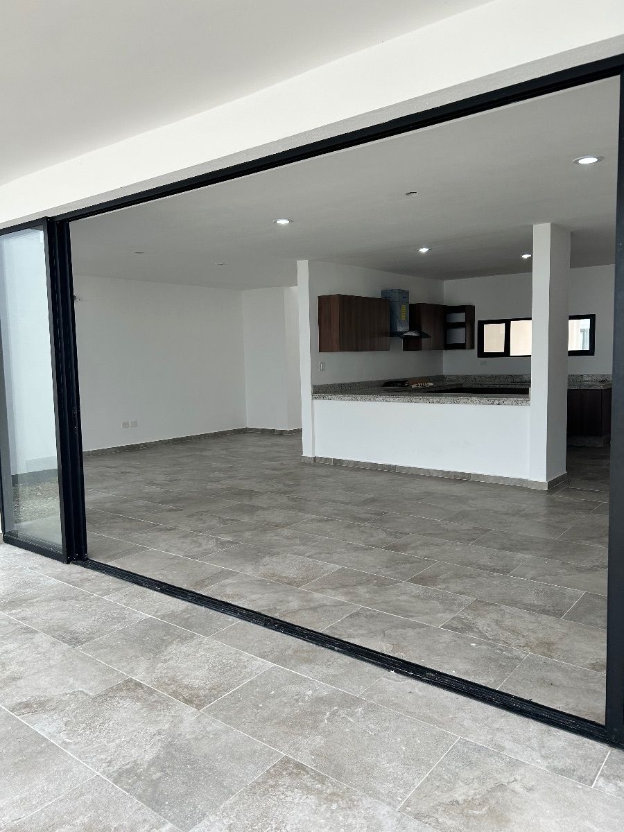 11 de 20: Sala, comedor, cocina y estancia con vista a Jardin 
