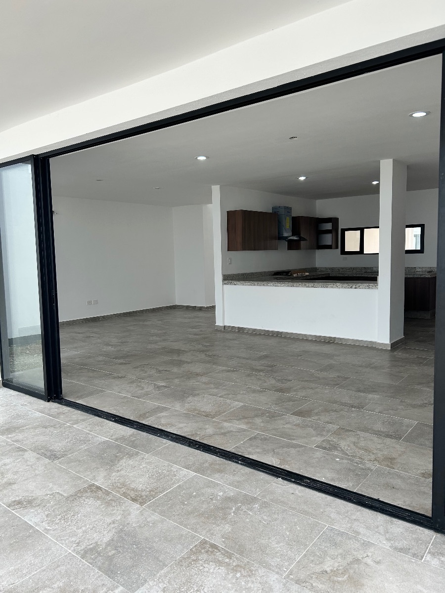 9 de 16: Sala, comedor, cocina y estancia con vista a Jardin