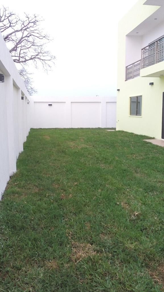 14 of 17: JARDÍN BARDEADO PERIMETRALMENTE