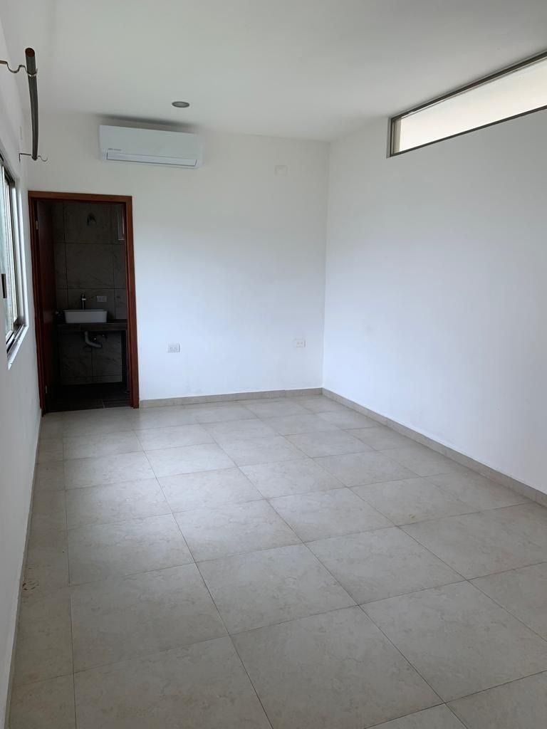 9 of 17: SALA DE TV  CON BAÑO COMPLETO