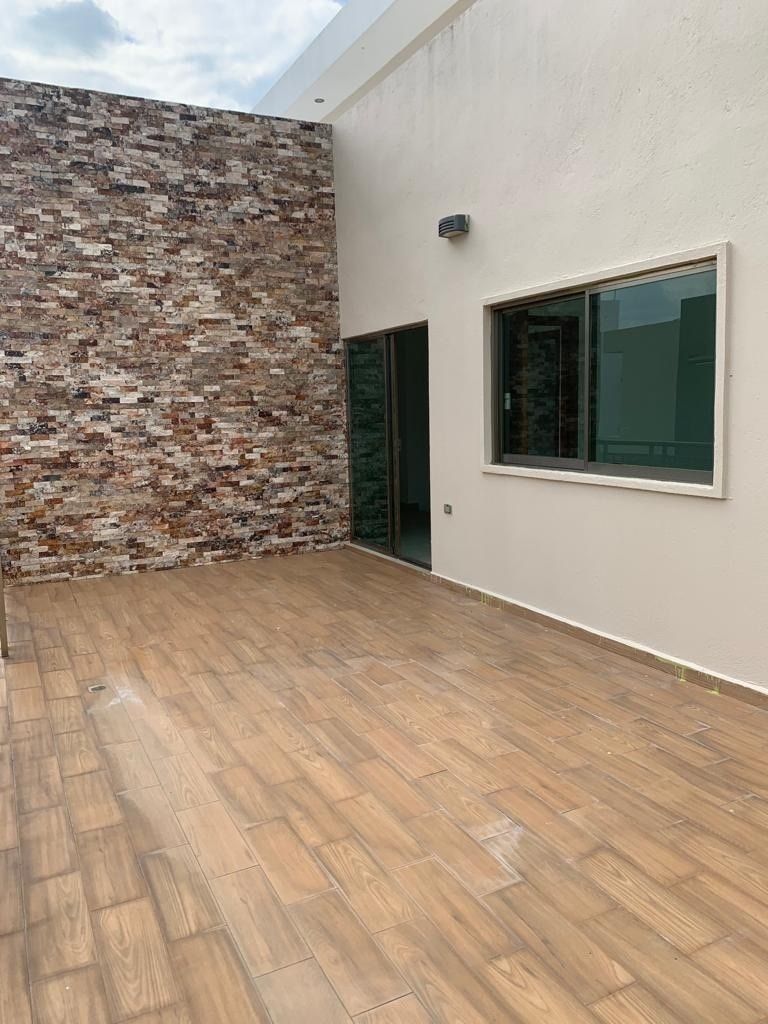 11 of 17: TERRAZA ABIERTA EN SEGUNDA PLANTA CON BARANDAL