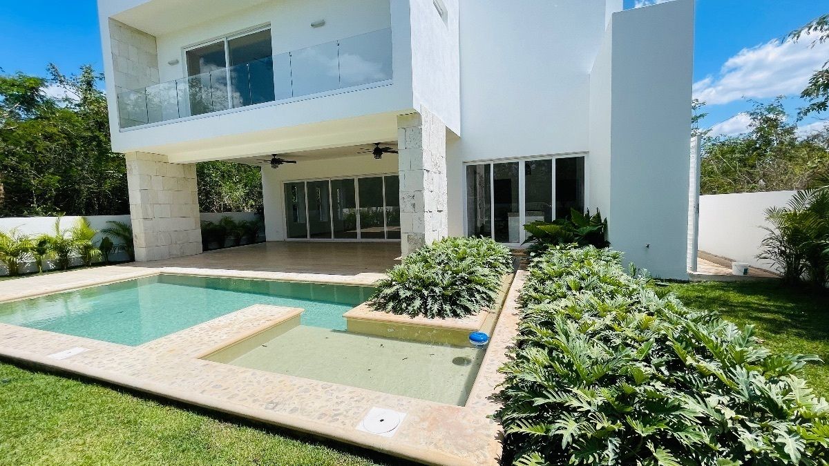 Residencia en venta en el Cortijo, a 5 minutos del Madison, Country y Mayab