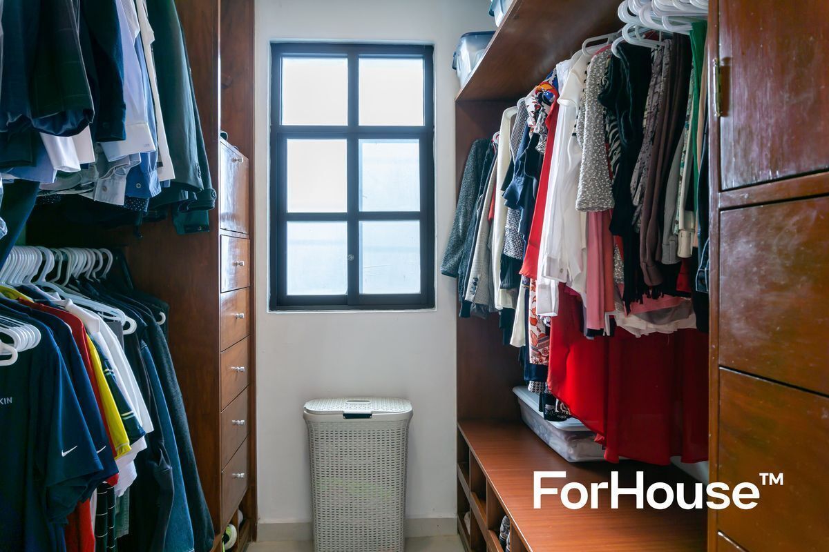 18 of 29: Walk in clóset recámara principal