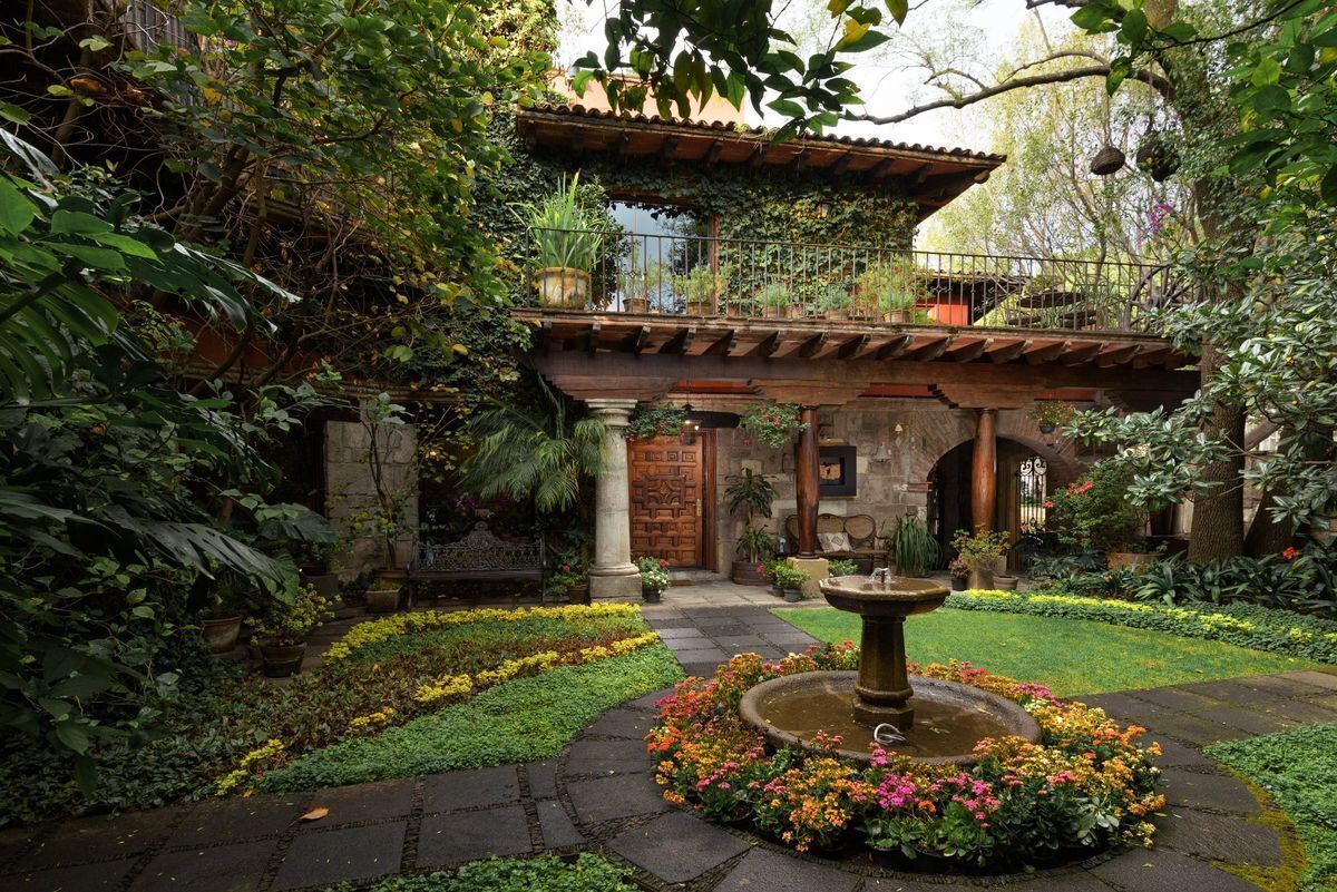 4 de 21: Jardín con fuente central