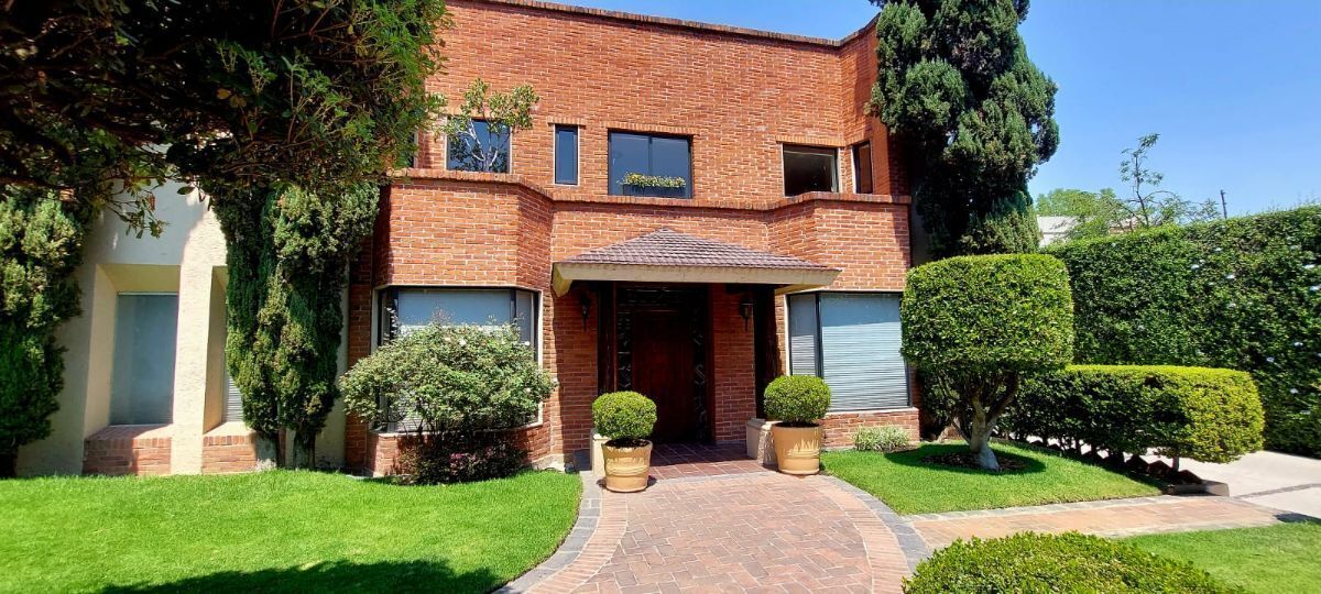 1 de 49: Frente de la casa
