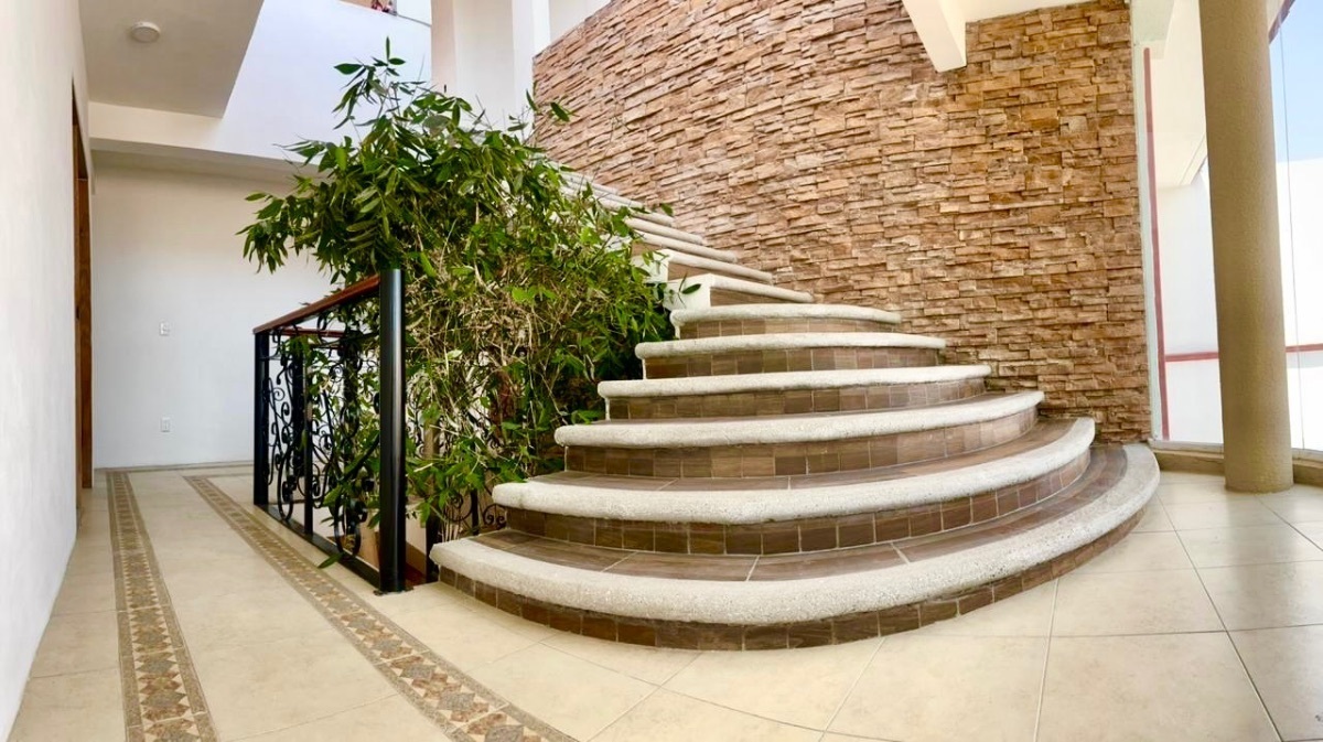 17 de 35: Escaleras con diseño arquitectónico