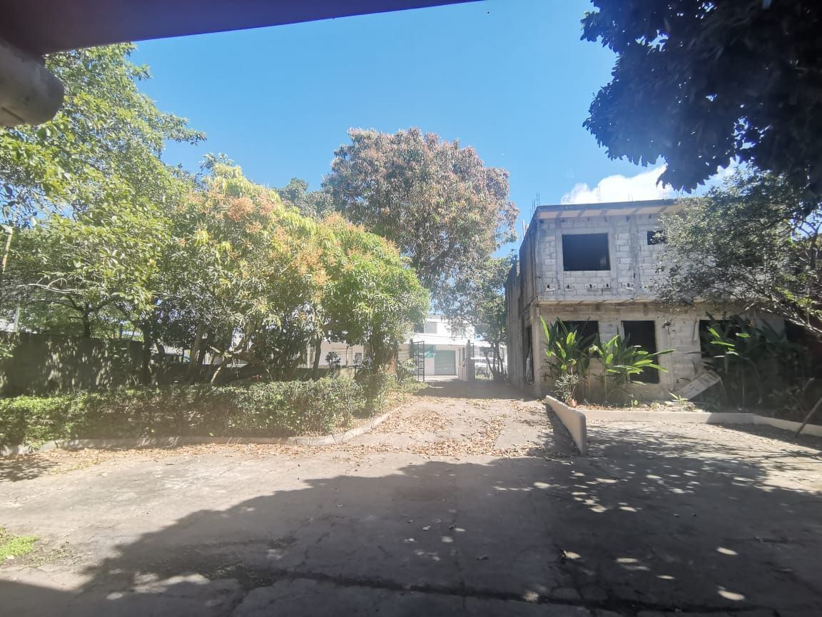 22 de 24: PASILLO DE ACCESO DESDE FACHADA PRINCIPAL DEL PREDIO
