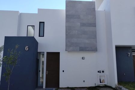 Casa en Zibata en Venta, DOBLE ALTURA, 3 Recamaras, una en PLANTA BAJA!