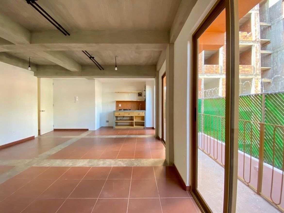 2 de 13: Estancia con balcón 