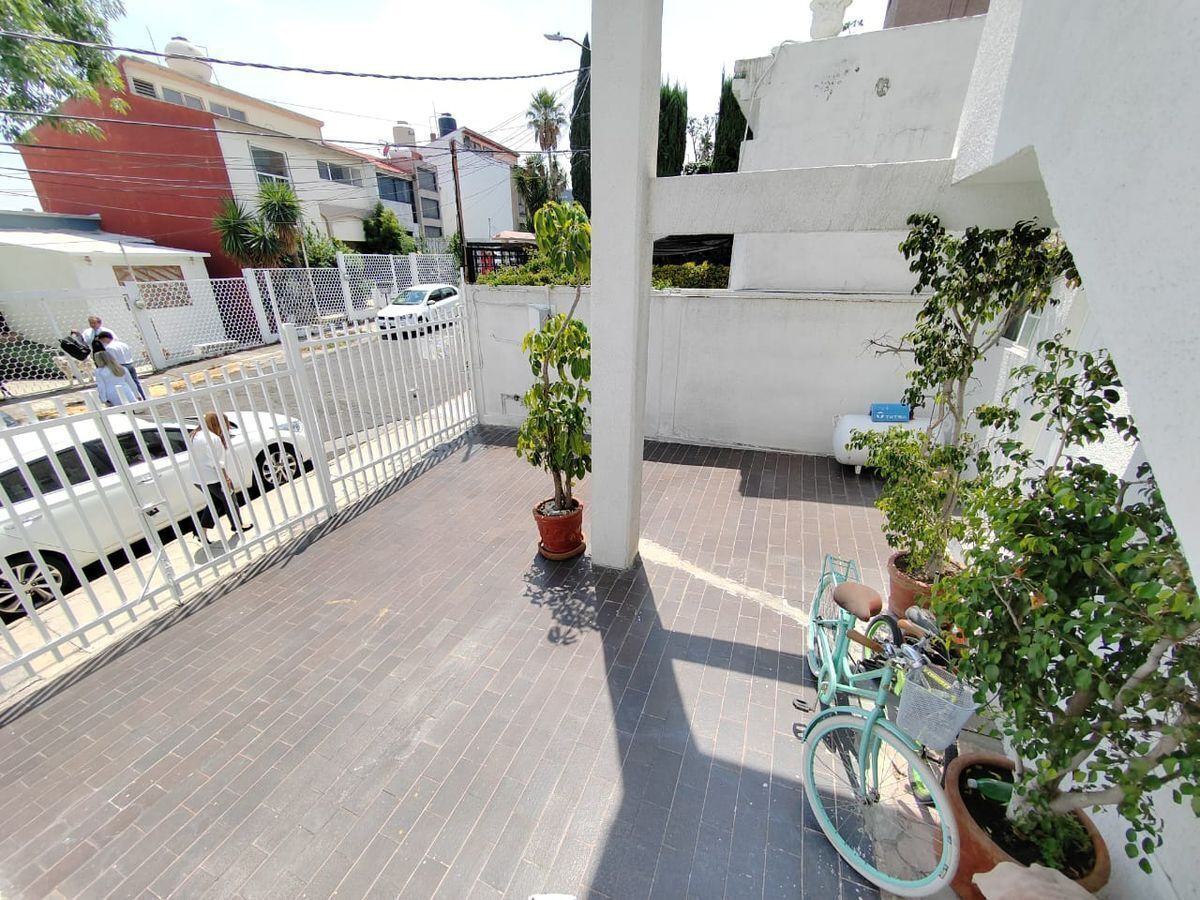 2 de 18: Área de estacionamiento. 