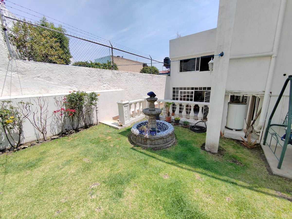 14 de 18: Fuente en Jardín. 