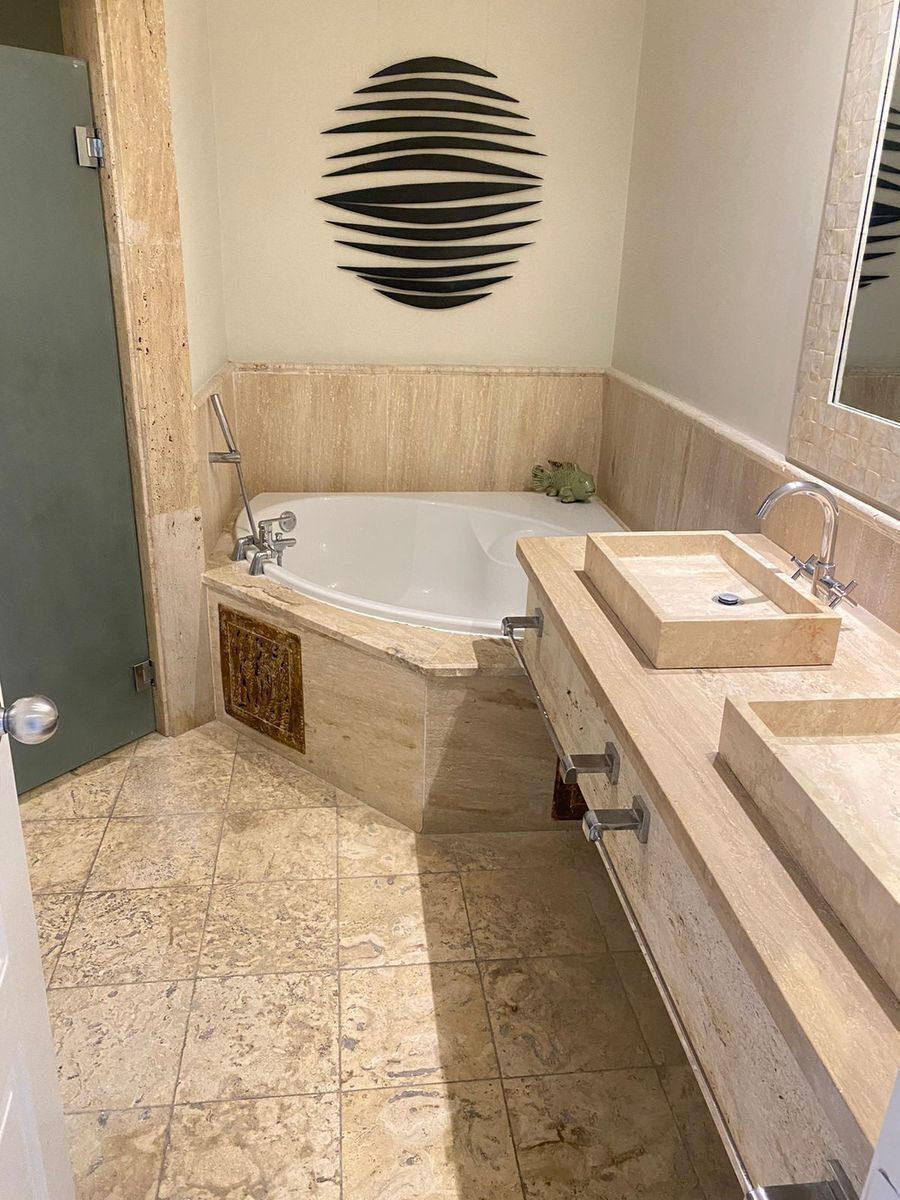 6 of 21: Main suite bathroom / Baño del dormitorio principal 