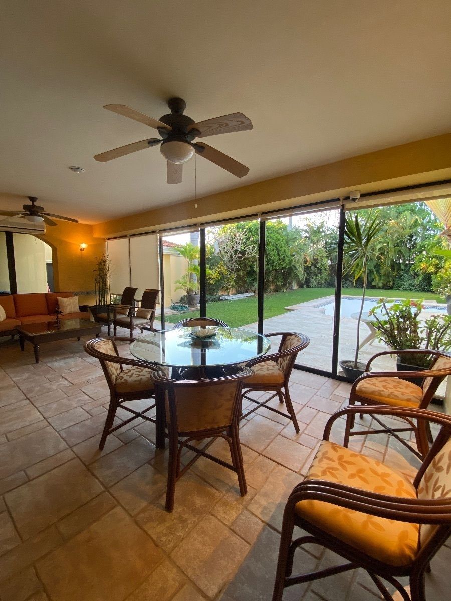 3 of 45: terraza techada