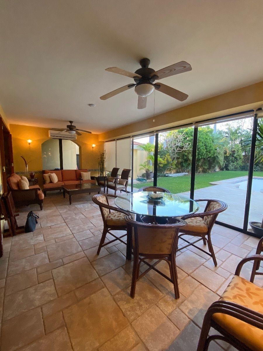 5 of 45: terraza techada