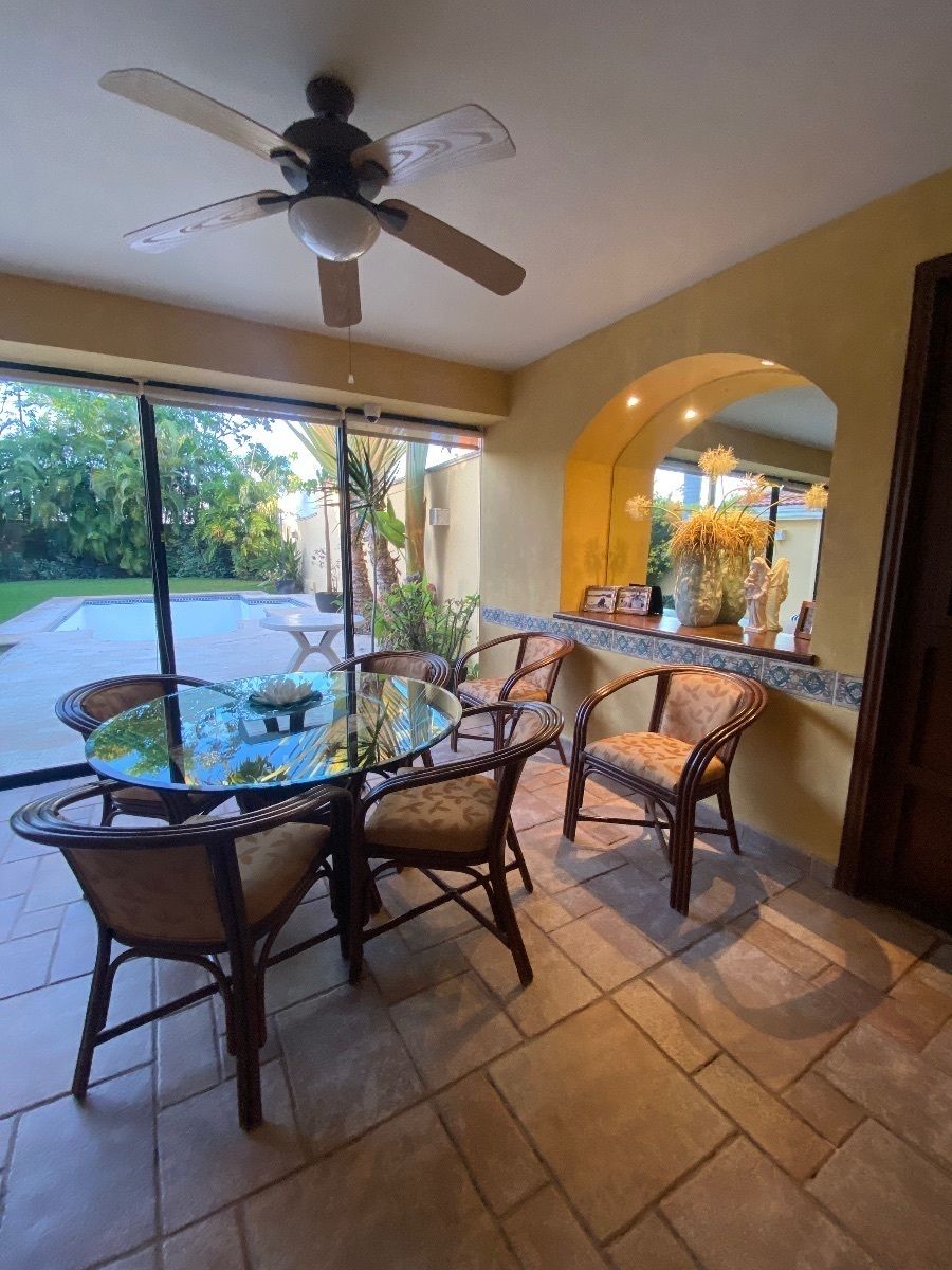 6 of 45: terraza techada