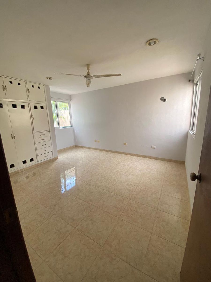 3 de 11: Segunda recamara en el 2 piso con vista a la calle y patio.