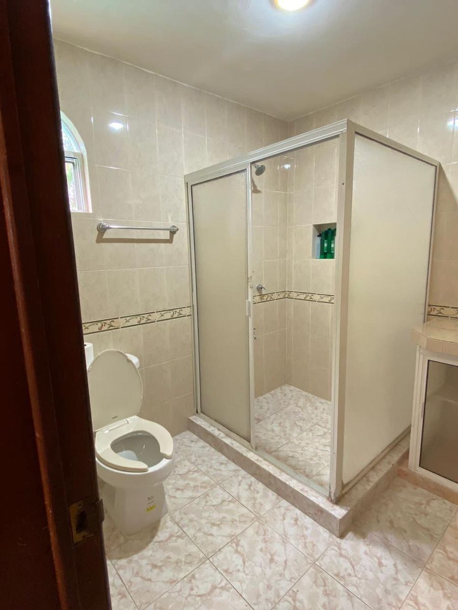 2 de 11: Baño  completo de la primera recamara. 