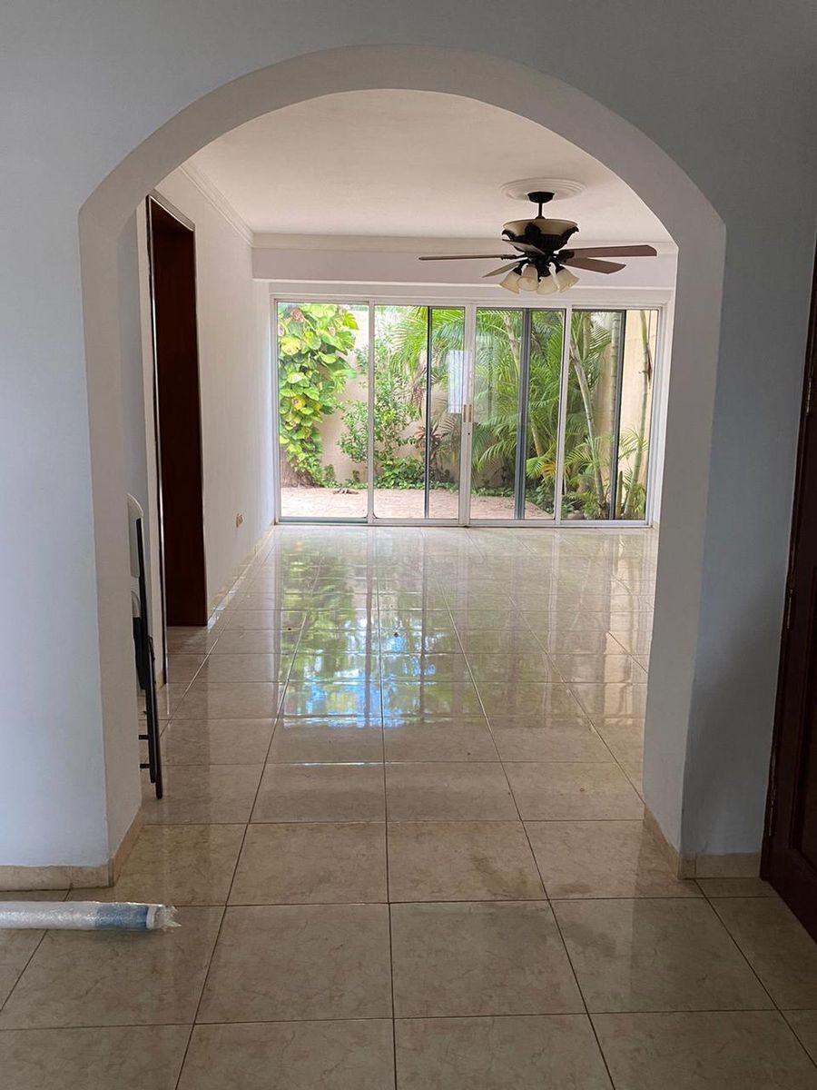 8 de 11: Comedor con vista al patio y a la sala 