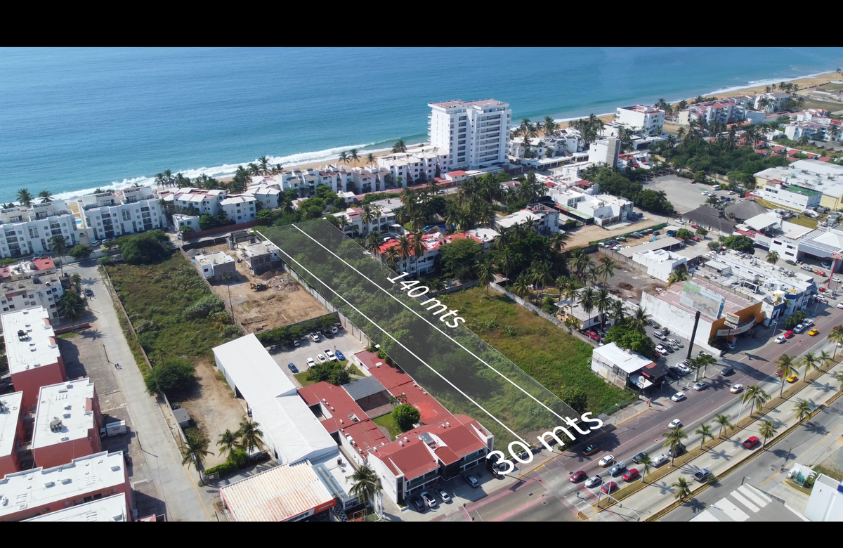 Land with excellent location in Manzanillo, just one block from the beach.