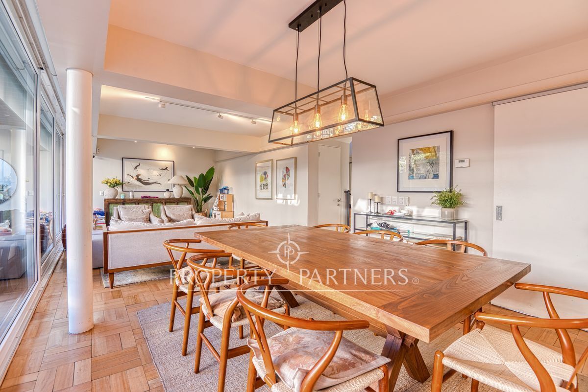 2 de 20: Amplio y luminoso living comedor.