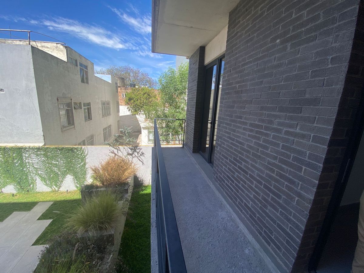 17 de 18: Balcon y Fachada