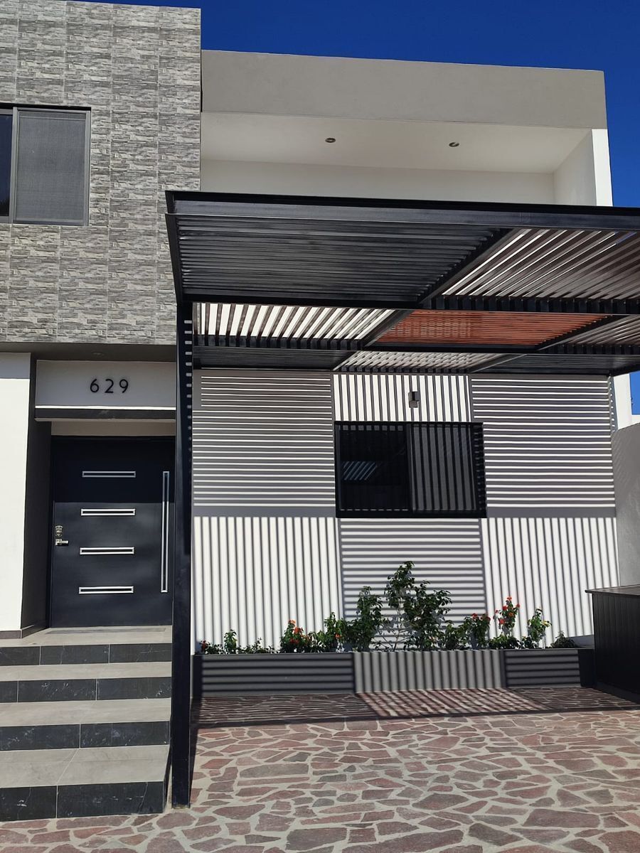 Casa en Renta en Cumbres del Lago con Terraza y recámara en planta baja