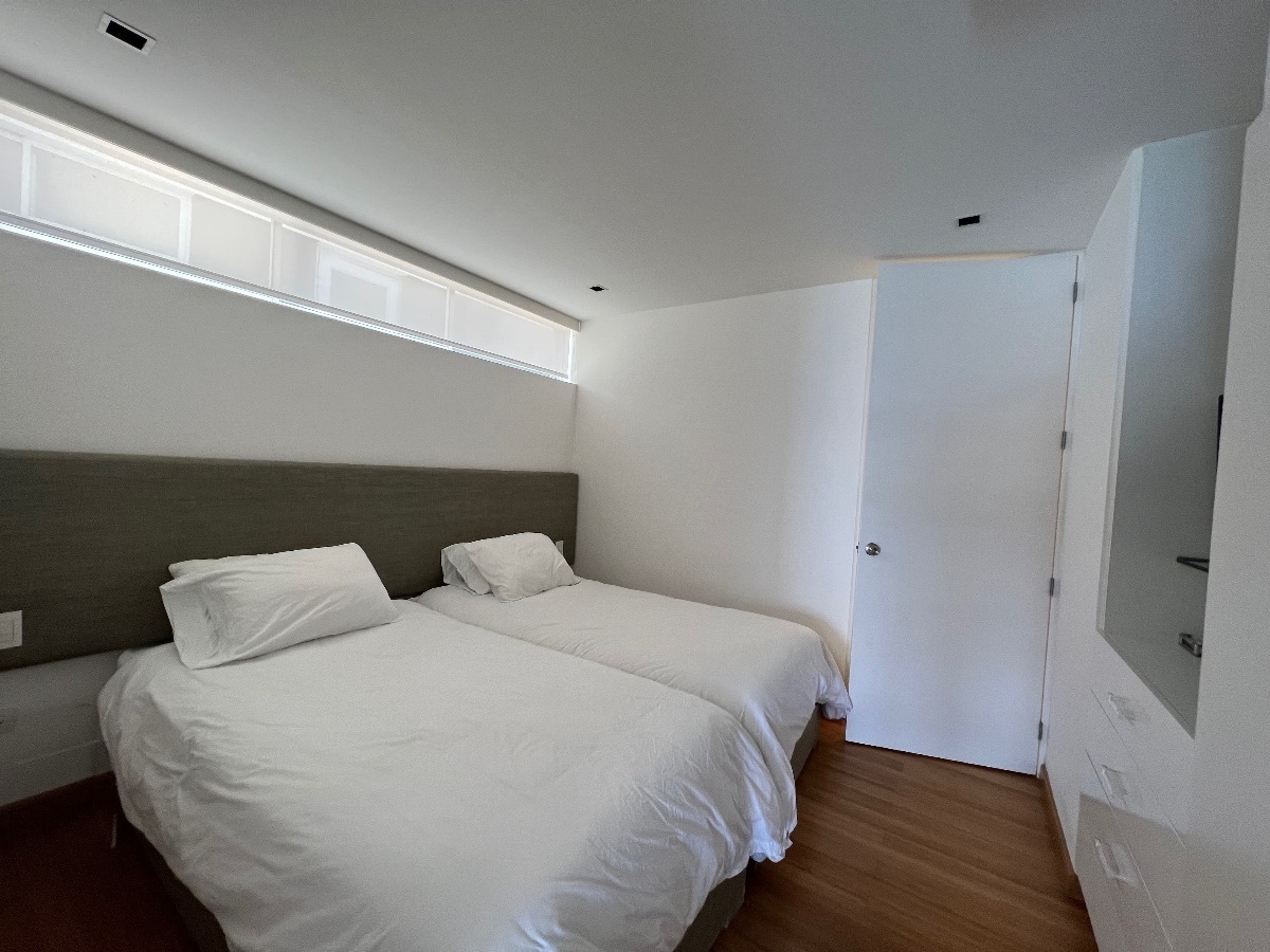 17 de 27: Cuarto dormitorio en el semisótano con aire acondicionado