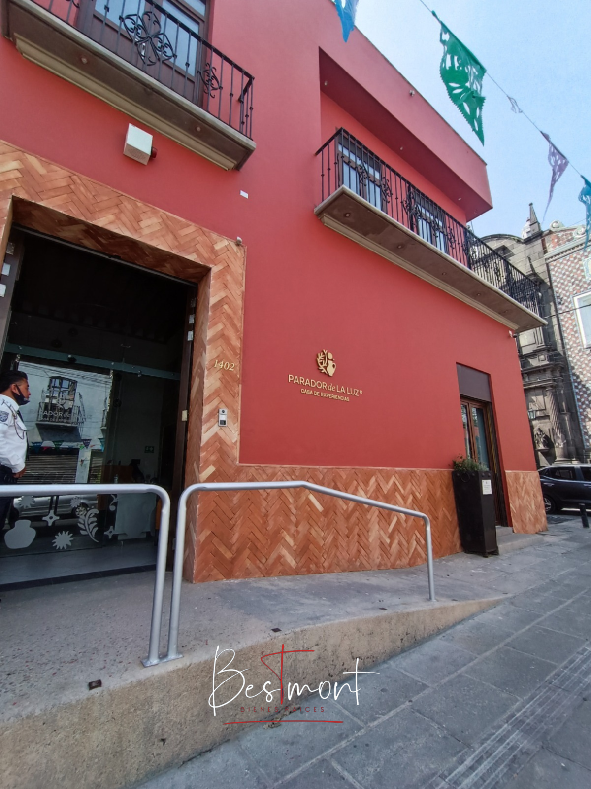 3 de 18: Fachada acceso