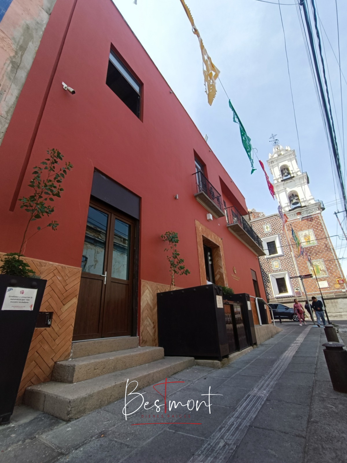 2 de 18: Fachada acceso