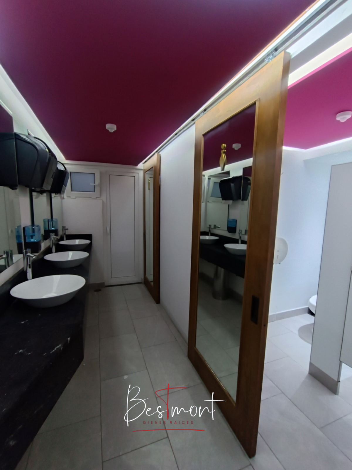 5 de 18: Baños hombres y mujeres en área común