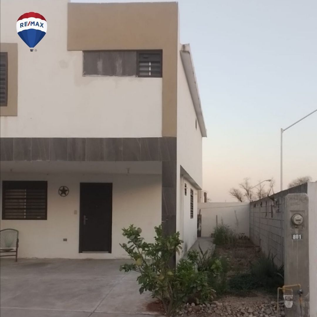 3 de 8: Fachada de la casa, cochera para 2 autos.