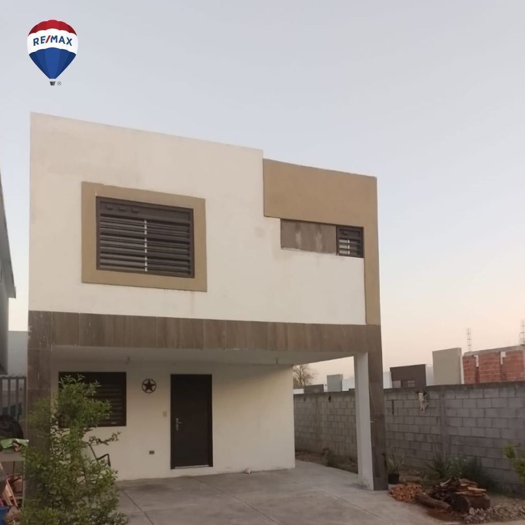 2 de 8: Fachada de la casa, cochera para 2 autos.