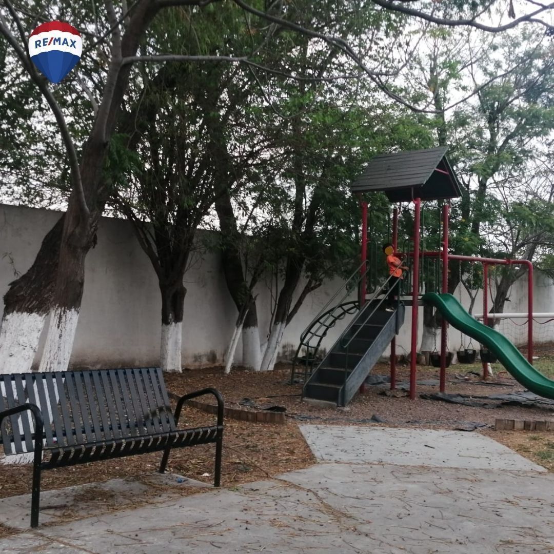 6 de 8: Área de Juegos Infantiles