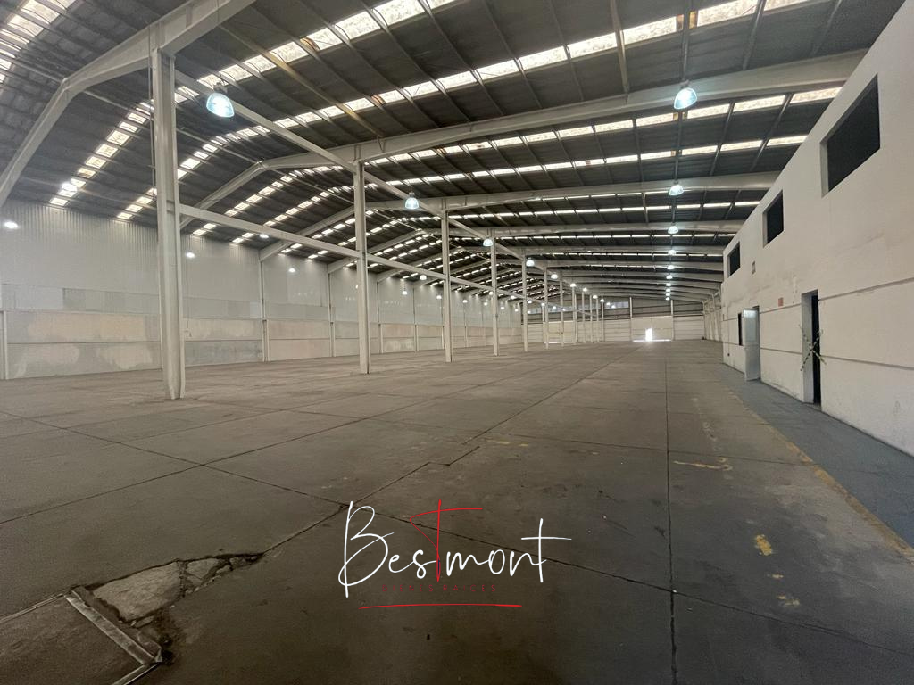 2 de 17: Interior nave con oficinas
