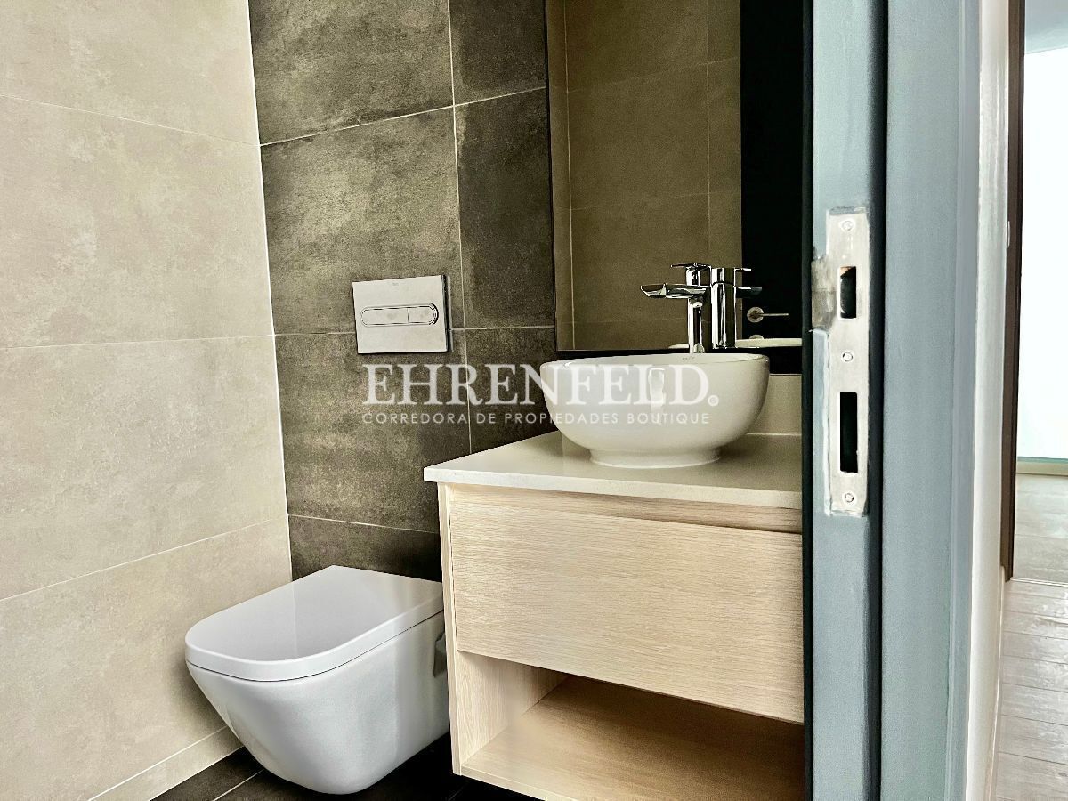 14 de 18: Baño1 de visitas