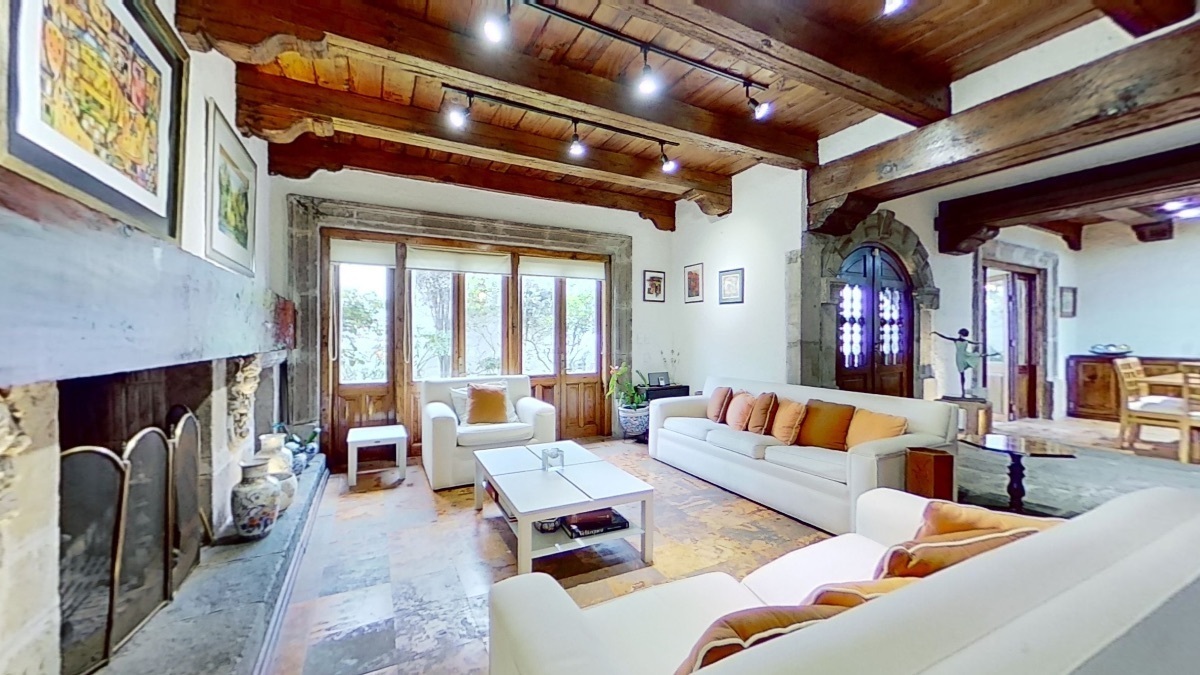 1 of 28: Sala con vista al jardín