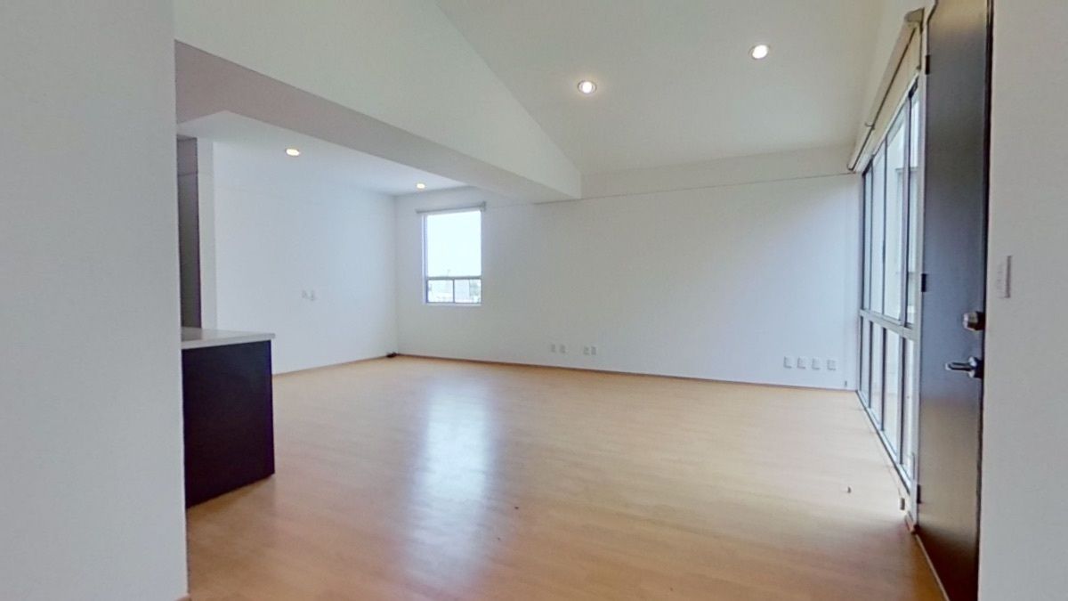 2 de 21: Vista de la sala y comedor.