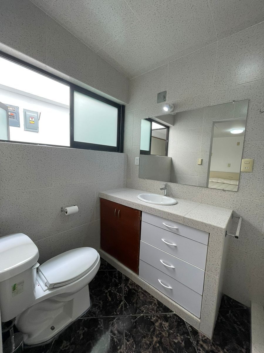 12 de 23: Excelentes acabados en baños 