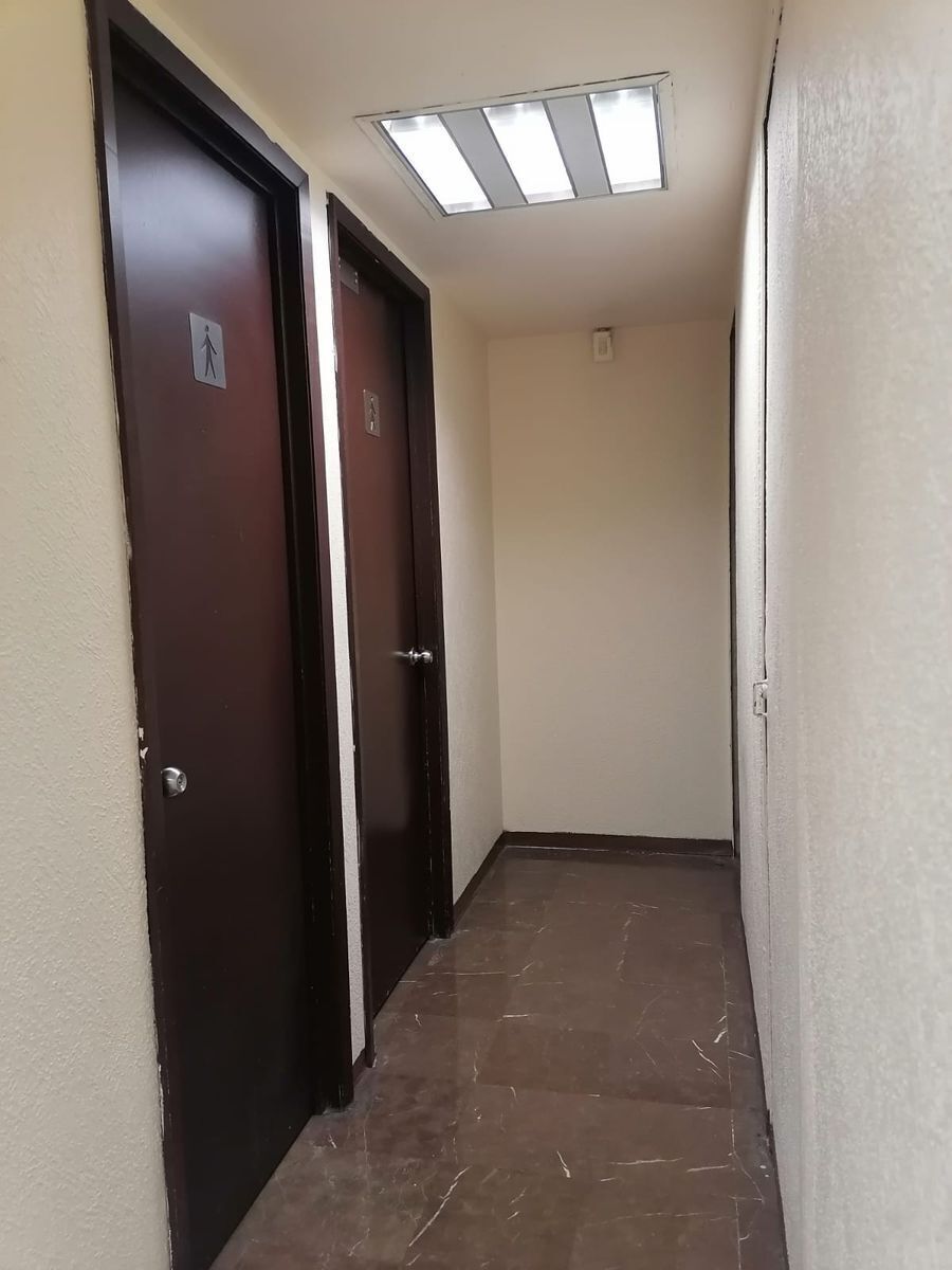 22 de 26: Baños en pasillos del piso