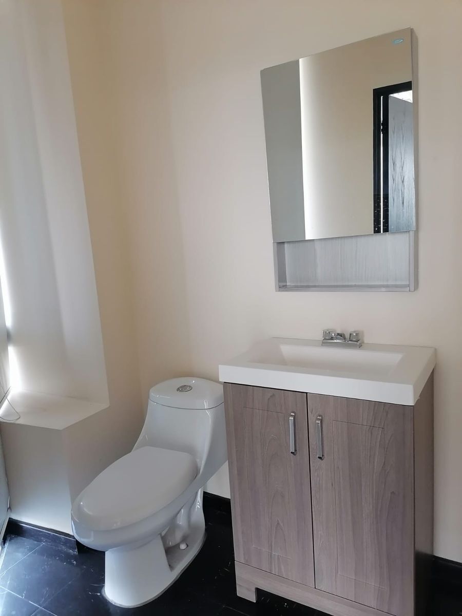 23 de 26: Medio baño privado