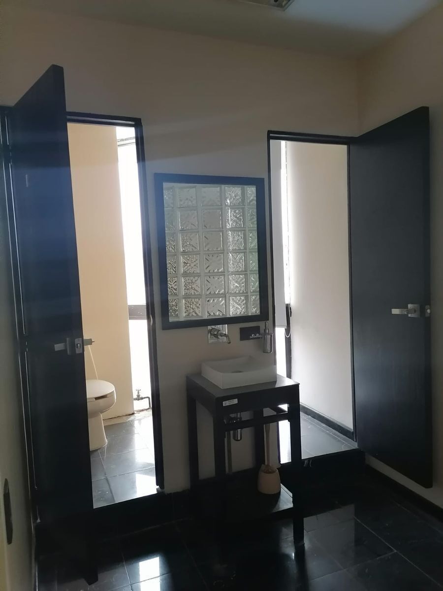 24 de 26: Medios baños en oficina