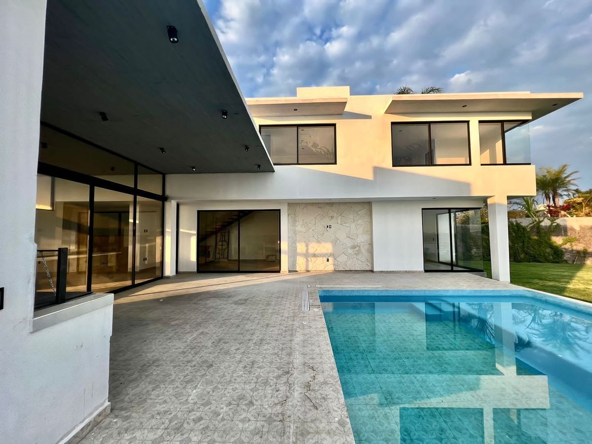 3 of 6: Terraza y alberca