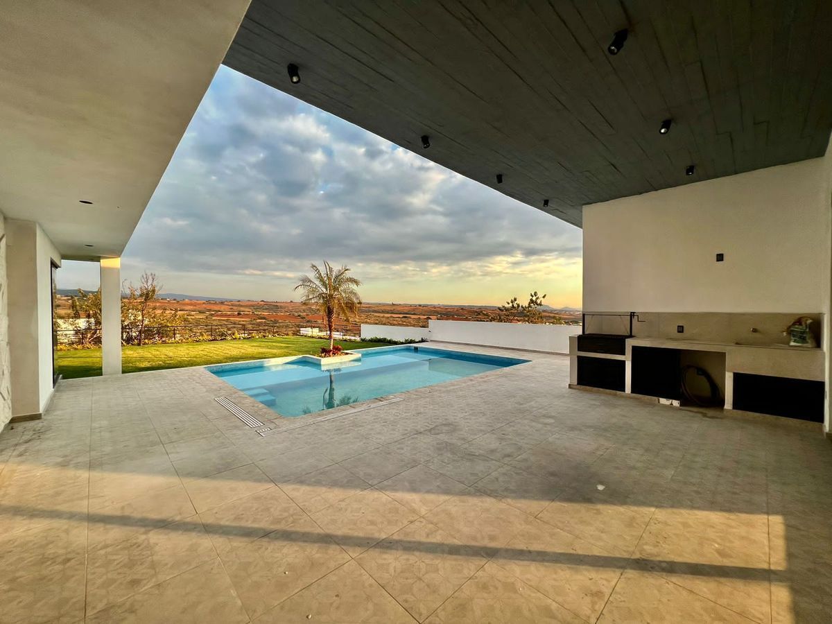 4 of 6: Terraza con asador