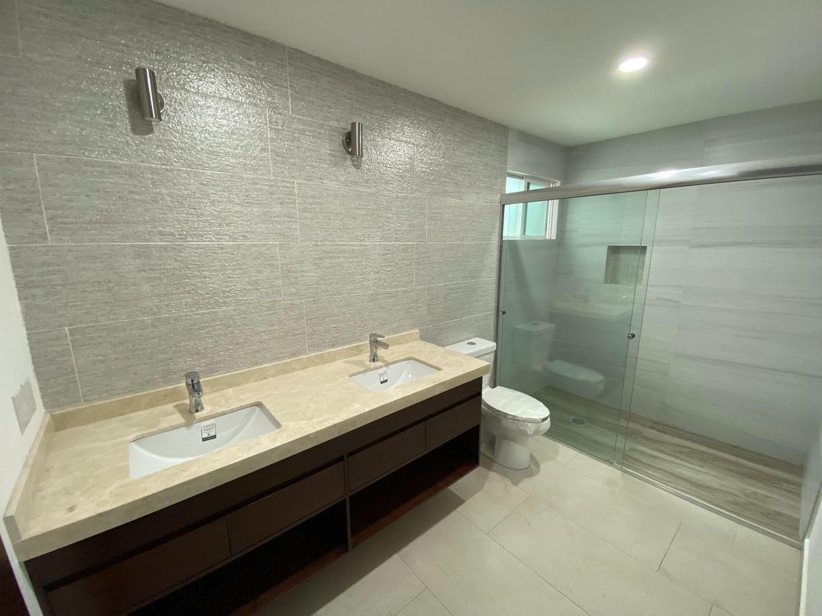 8 de 16: Baño recámara principal