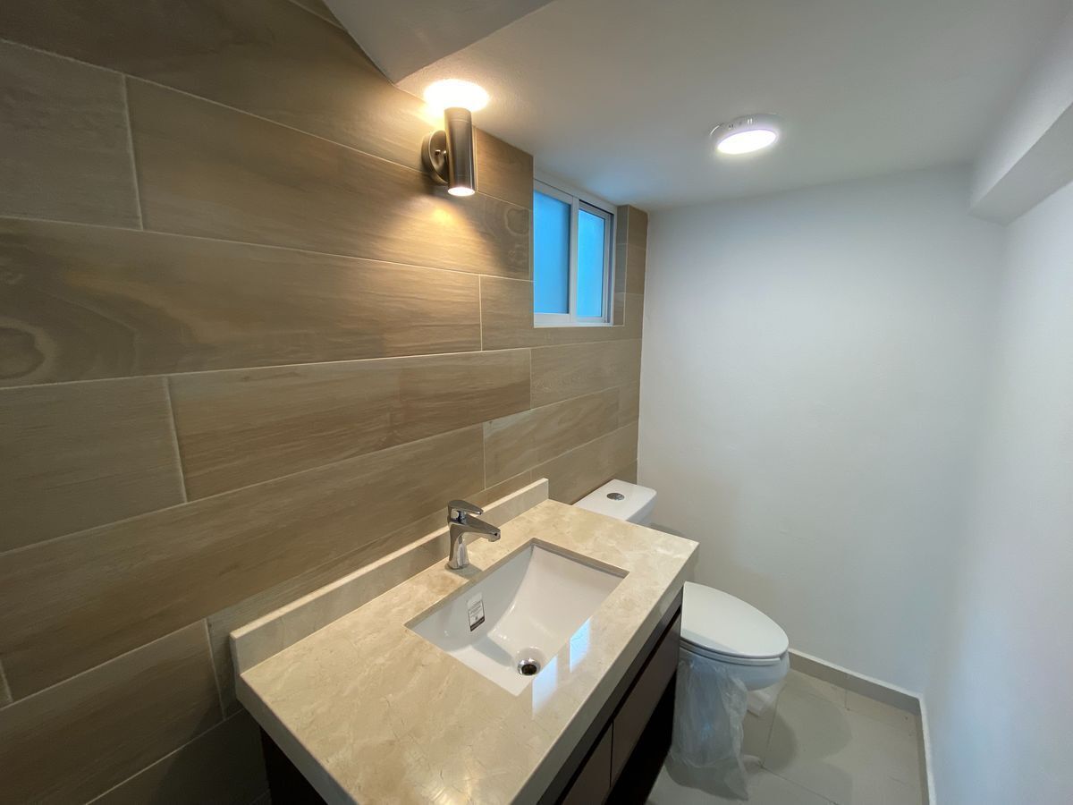 9 de 16: Baño de visitas