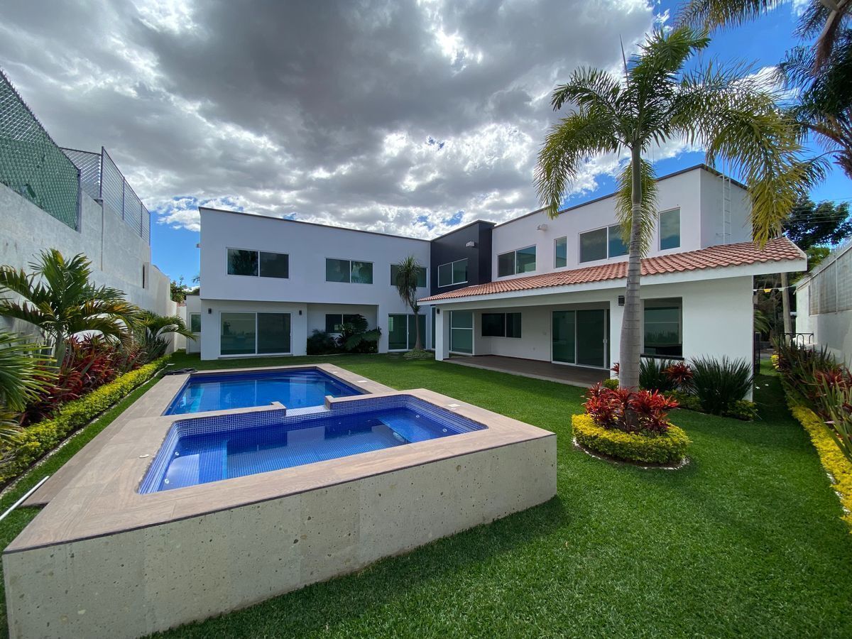 1 de 16: Fachada posterior jacuzzi alberca y jardín