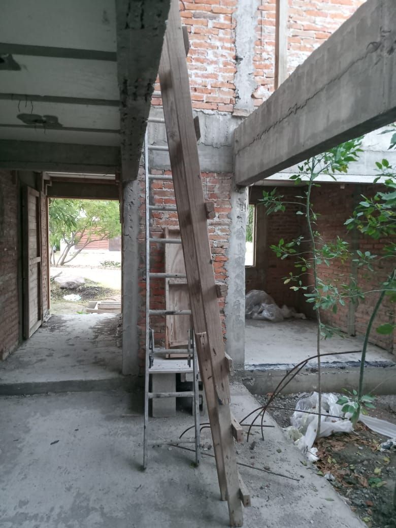 2 de 23: Pasillo de la entrada, estudio, lugar de las escaleras.