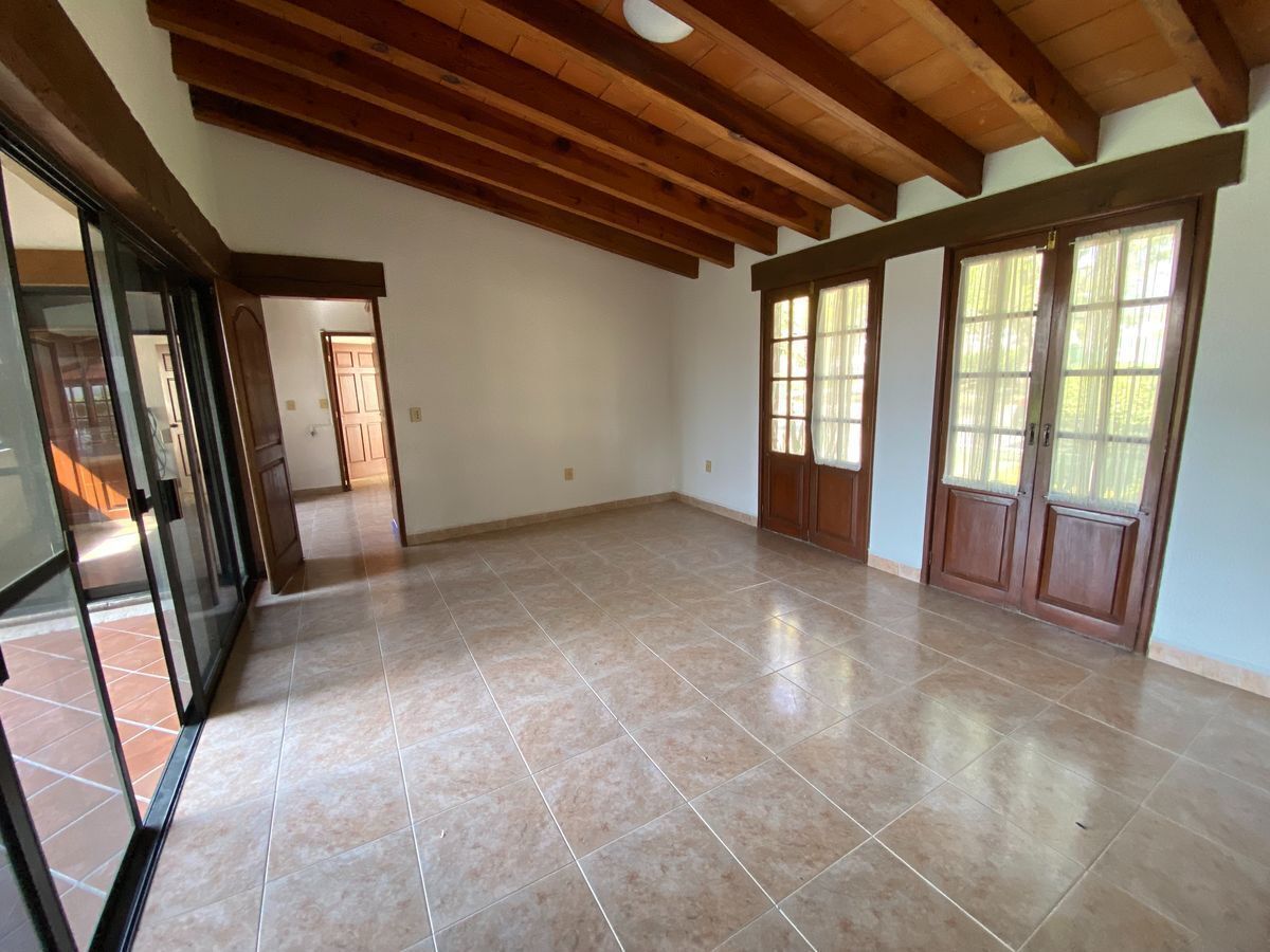 4 de 14: Comedor que comunica con terraza