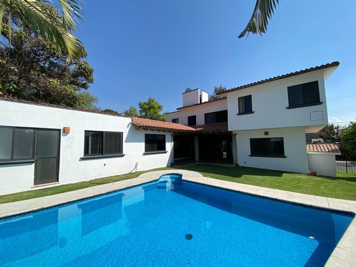 1 de 14: Fachada posterior con alberca jardín y baño completo exterio